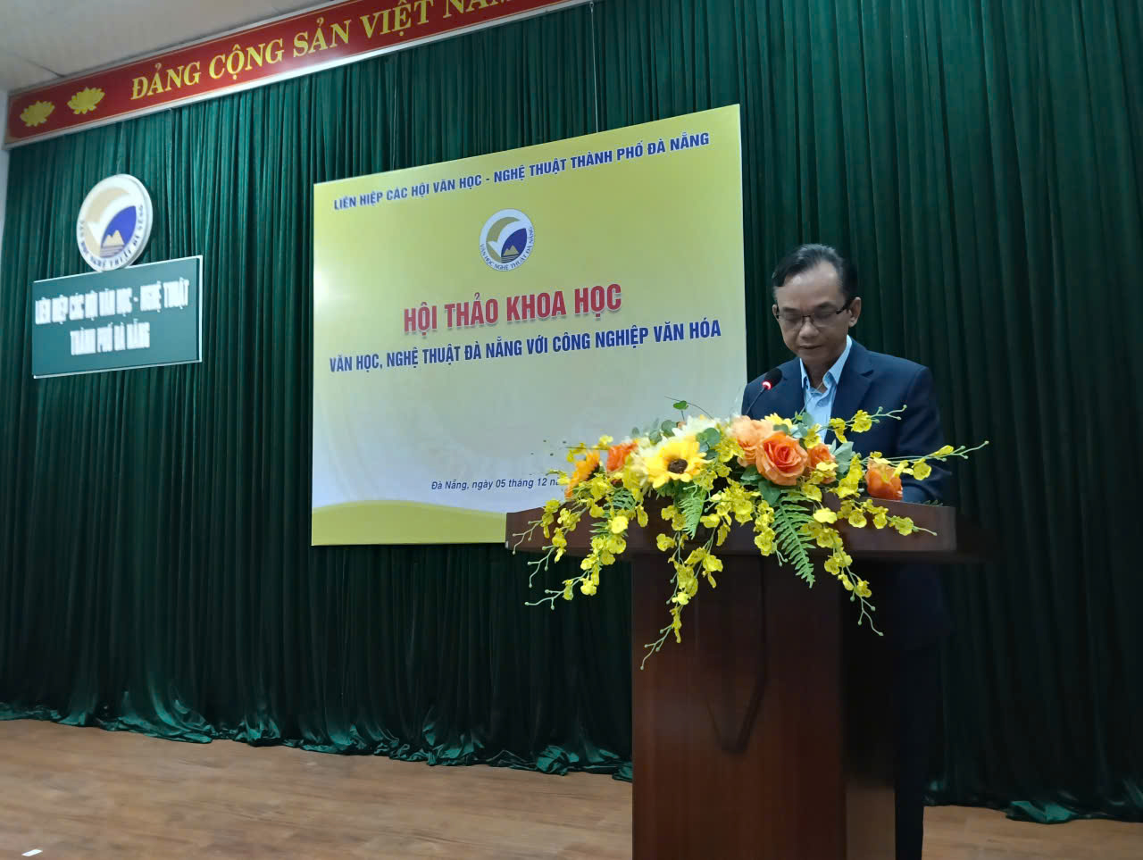 Chủ tịch Liên hiệp các Hội Văn học – Nghệ thuật TP. Đà Nẵng Nguyễn Nho Khiêm phát biểu đề dẫn hội thảo