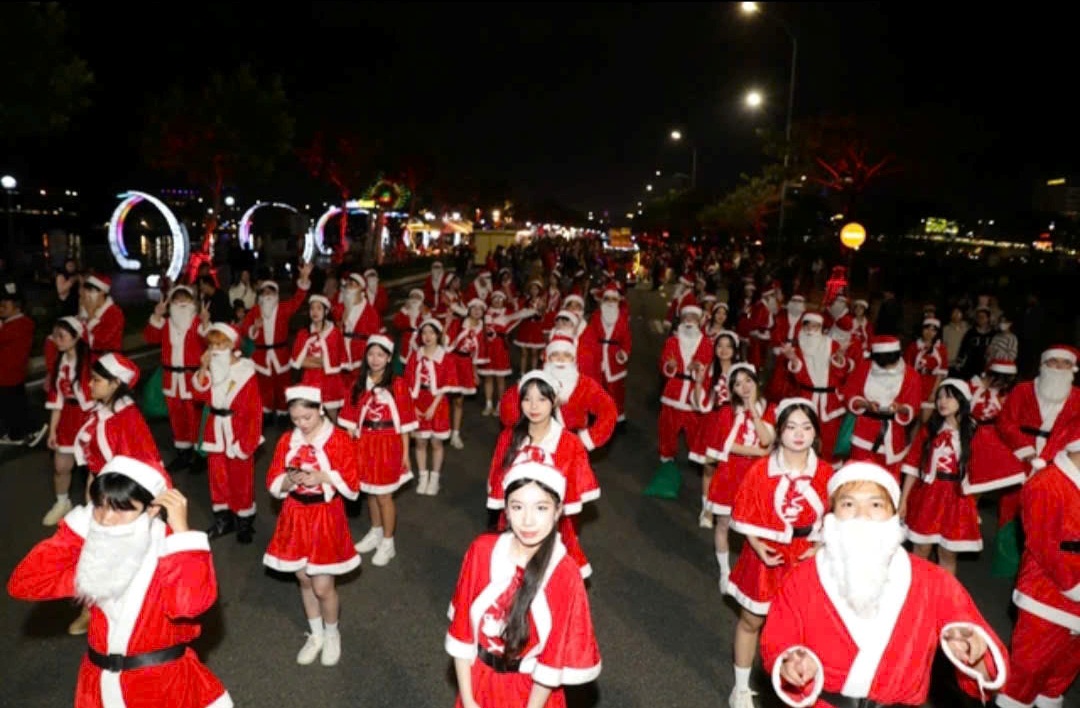 Lần đầu tiên tại Đà Nẵng xuất hiện cùng lúc 600 ông già Noel tham gia diễu hành