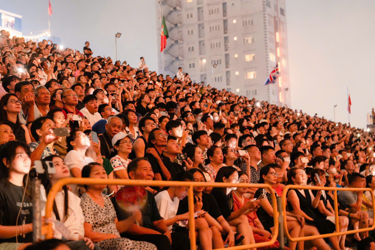 Khán đài các chỗ ngồi đã được lấp đầy