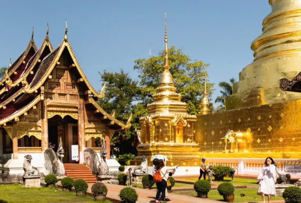 Du khách tại một ngôi chùa ở Chiang Mai (Thái Lan) (ảnh Travel + Leisure)