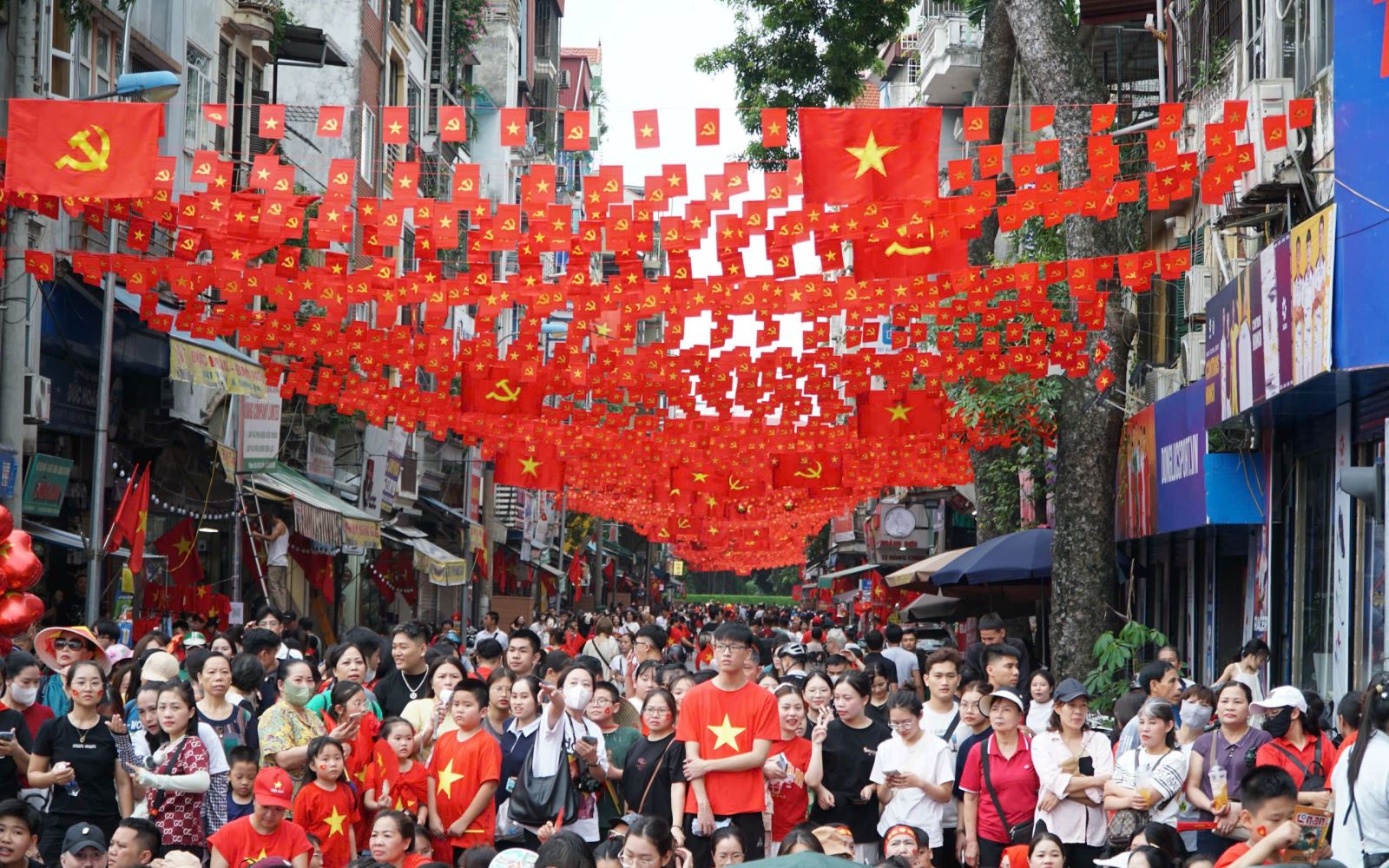 8 tháng đầu năm 2025, bức tranh du lịch Thủ đô sáng bừng với những gam màu rực rỡ.