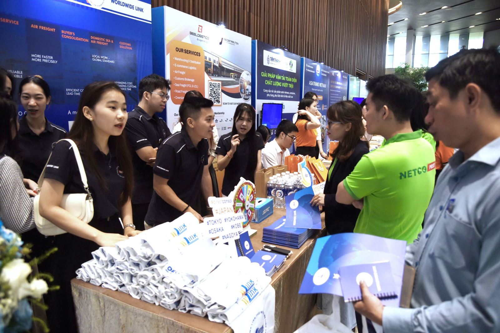 Tham quan Khu trưng bày, giới thiệu tiềm năng phát triển ngành logistics và sản phẩm, dịch vụ của doanh nghiệp logistics thành phố