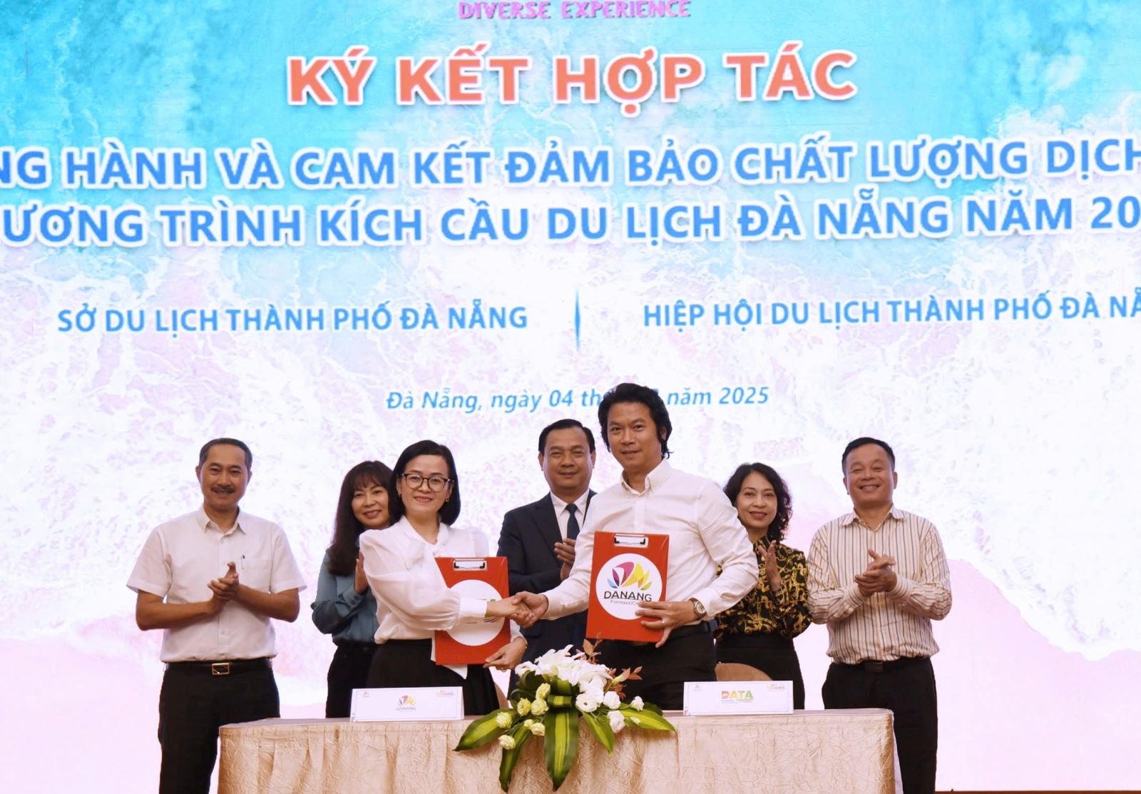 Cục trưởng Cục Du lịch quốc gia Việt Nam Nguyễn Trùng Khánh chứng kiến ký kết hợp tác giữa Sở Du lịch TP. Đà Nẵng và các đơn vị