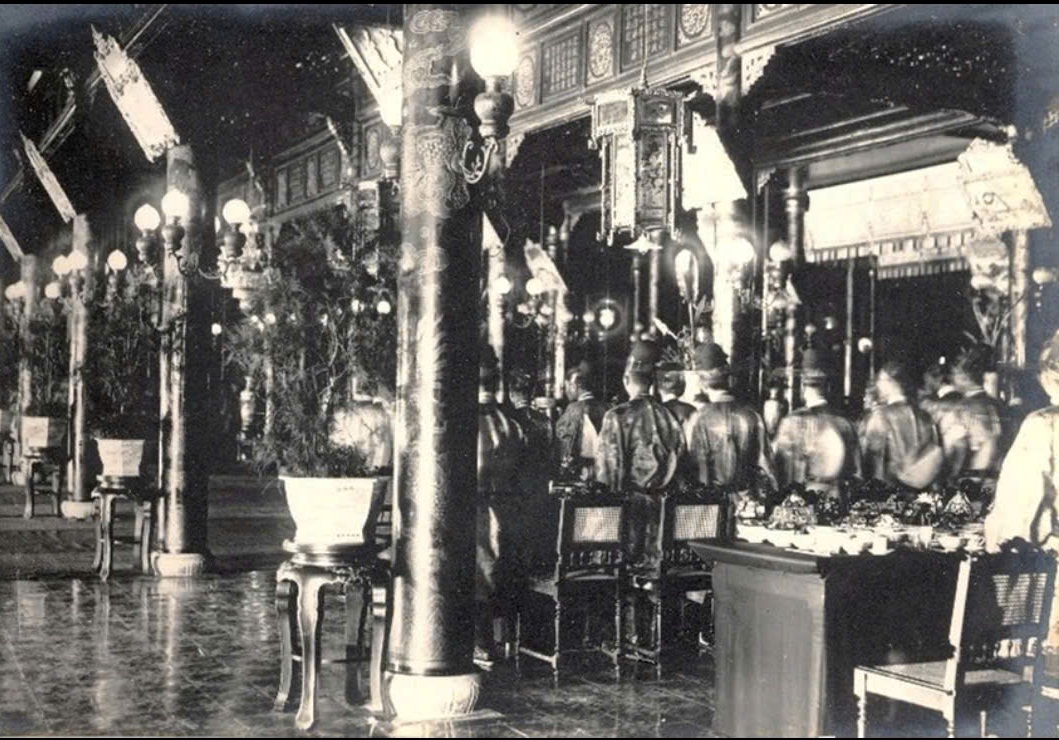 Các quan dự tiệc tại điện Cần Chính (ảnh Tư liệu)