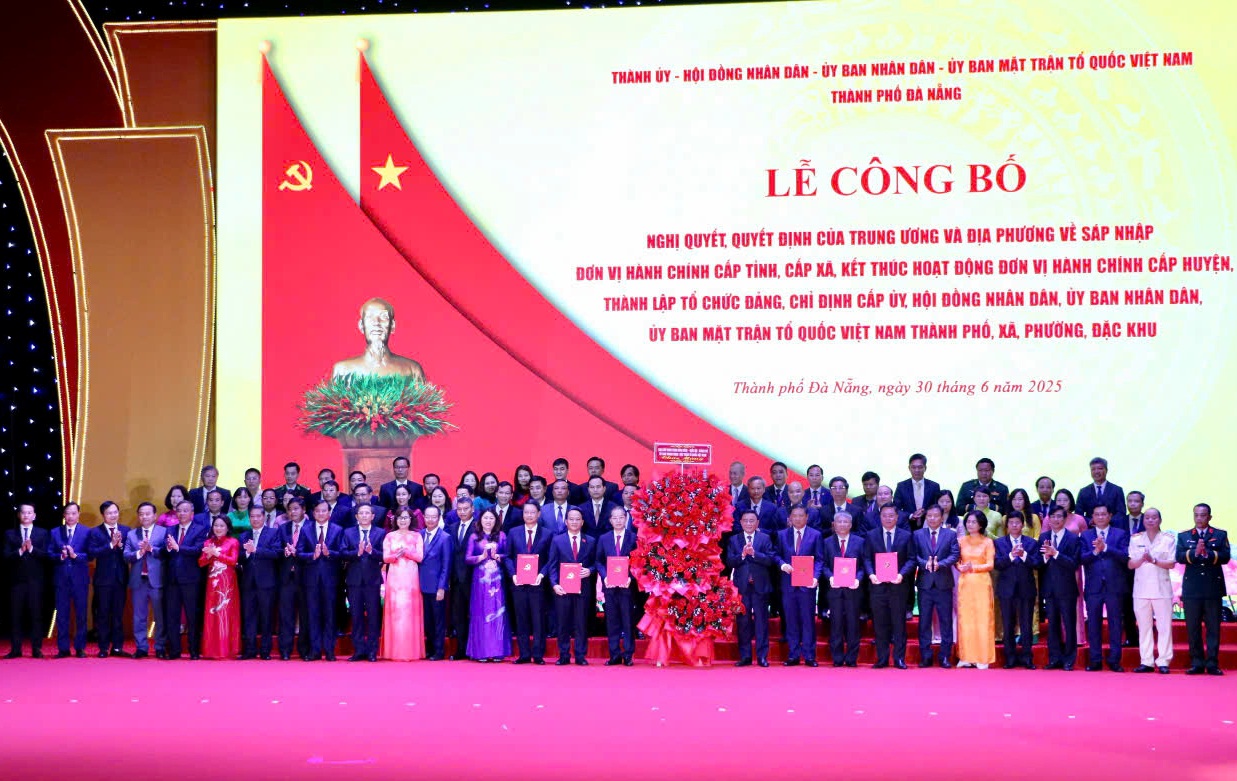 Thay mặt lãnh đạo Đảng và Nhà nước, Thường trực Ban Bí thư Trần Cẩm Tú trao Quyết định của Bộ Chính trị về thành lập Đảng bộ thành phố Đà Nẵng (mới) và tặng hoa chúc mừng