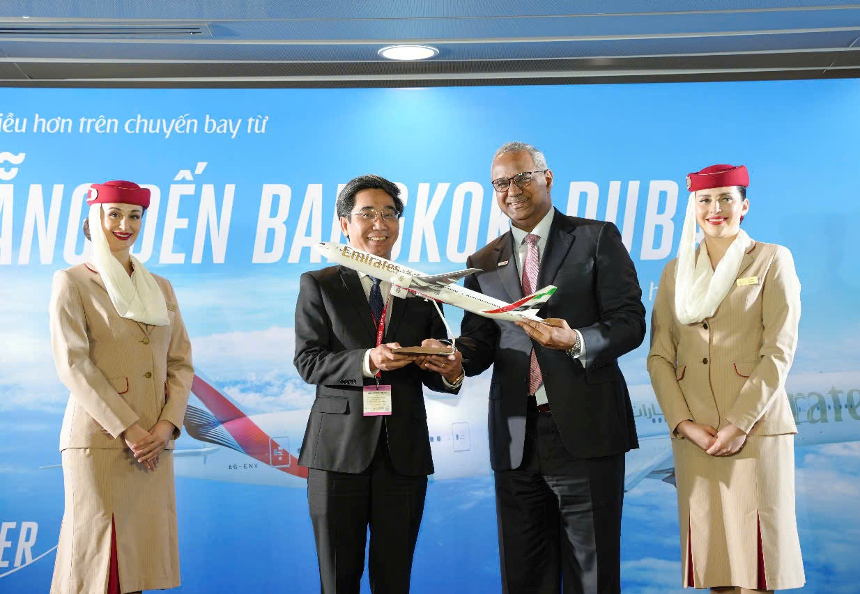 Đại diện Lãnh đạo UBND TP. Đà Nẵng nhận món quà lưu niệm từ Lãnh đạo Hãng hàng không Emirates