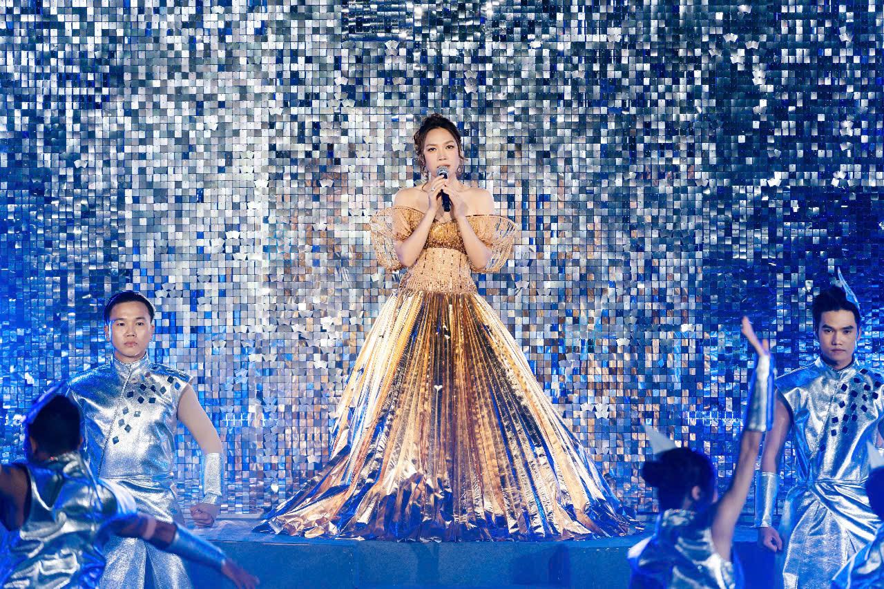 Họa mi tóc nâu Mỹ Tâm biểu diễn ca khúc “The Light” do chính cô sáng tác trong tiếng reo hò của hơn 10.000 khán giả