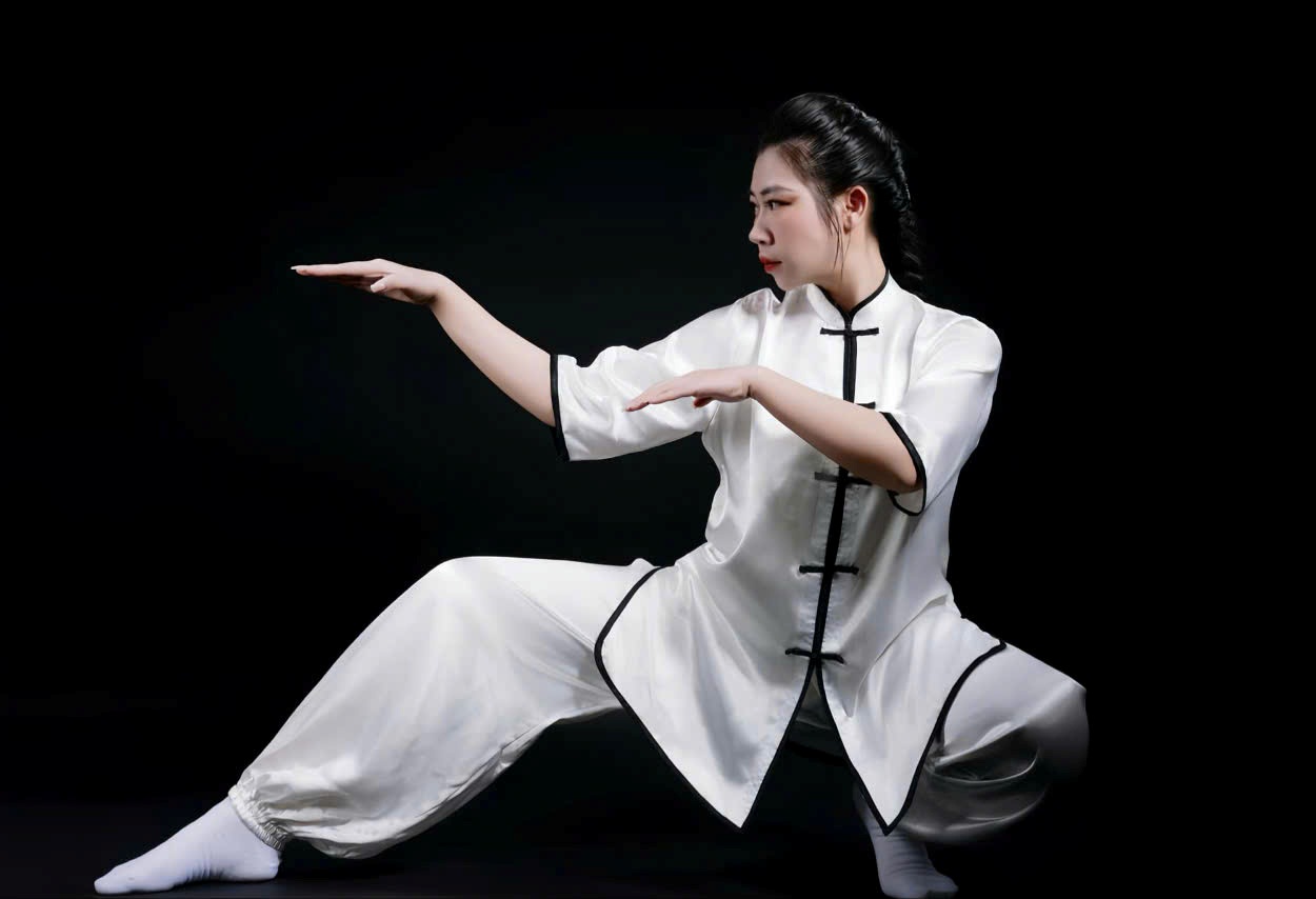 Võ sư Châu Mẫn (môn phái Bình Định Gia) biểu diễn đòn thế Bạch Xà phẫn mạt