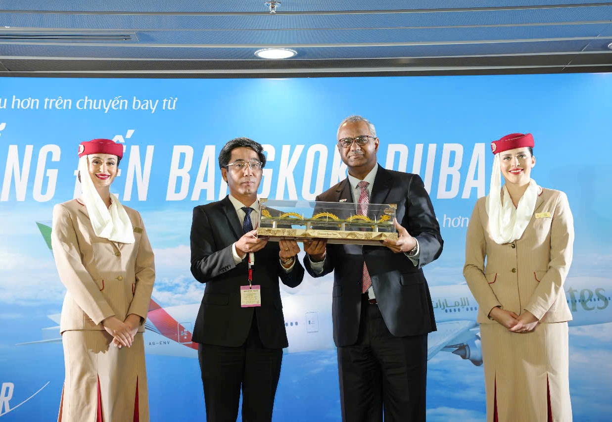 Đại diện Lãnh đạo UBND TP. Đà Nẵng trao quà lưu niệm cho Lãnh đạo Hãng hàng không Emirates