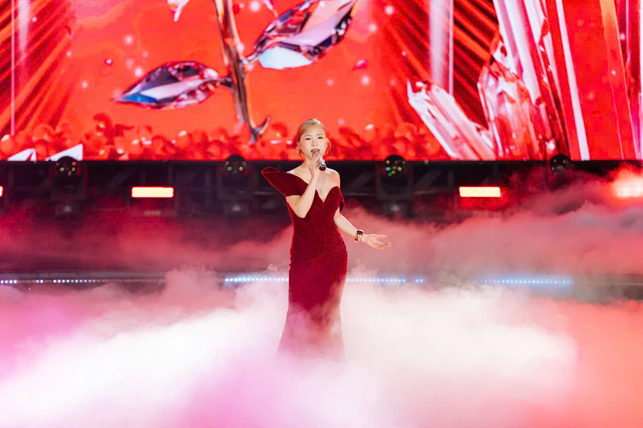 Ca sĩ Hương Tràm cũng đã khiến khán giả không khỏi ngỡ ngàng với sự trở lại vô cùng mới mẻ của mình, qua hai tình khúc nổi tiếng thế giới “When you believe” và “Never Enough”