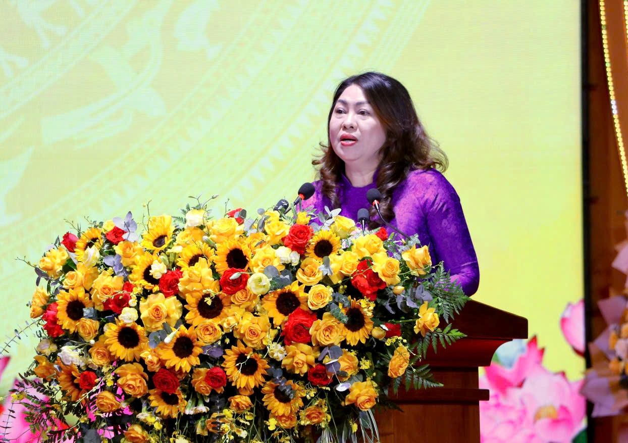 Thay mặt các Bí thư xã, phường mới thành lập; đồng chí Nguyễn Thị Thu Lan - Ủy viên Ban Thường vụ Thành ủy, Bí thư Đảng ủy, Chủ tịch HĐND phường Tam Kỳ phát biểu