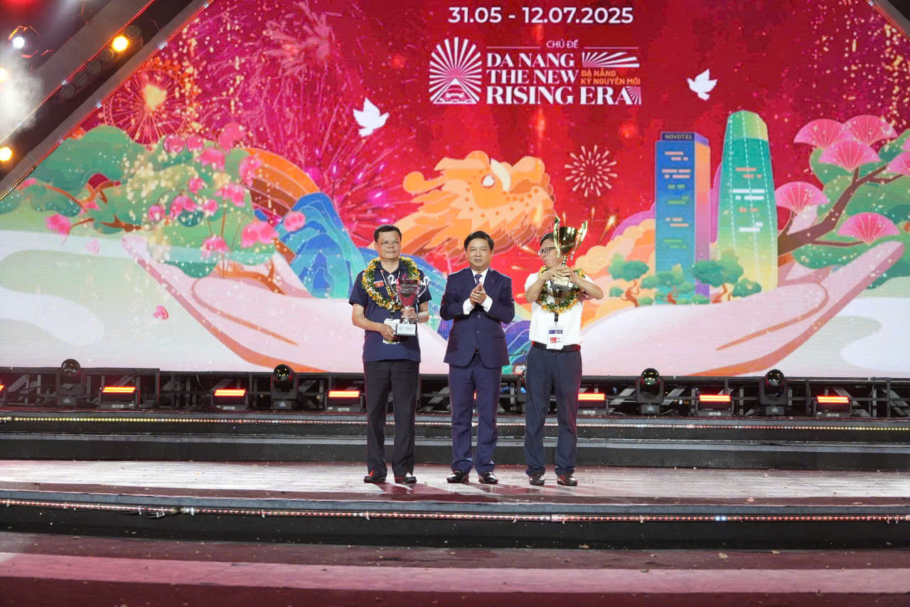 Chủ tịch UBND TP. Đà Nẵng Lương Nguyễn Minh Triết (giữa) trao Giải quán quân cho đội Jiangxi Yangfeng (Trung Quốc, bên phải) và Giải á quân cho đội Z121 Vina Pyrotech (Việt Nam, bên trái)