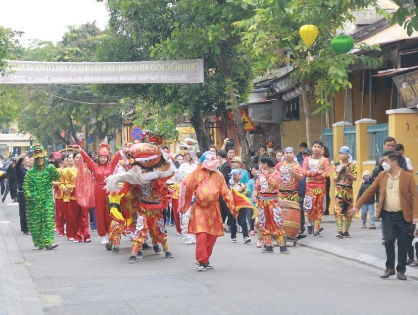 Phố cổ Hội An rộn ràng trong ngày đầu năm mới vui Xuân, đón Tết
