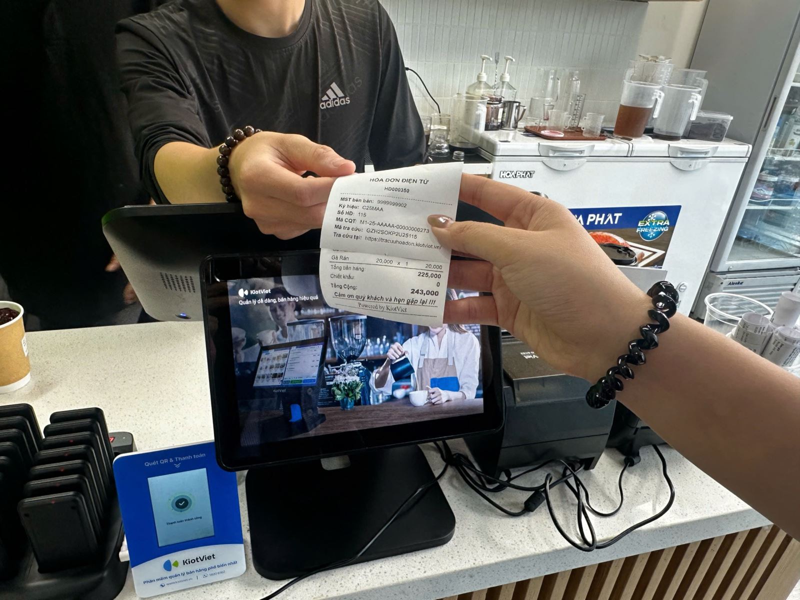 Đề xuất nâng ngưỡng áp dụng hóa đơn điện tử lên mức doanh thu 3 tỷ đồng/năm từ phía VCCI và các chuyên gia kinh tế đang được xem là giải pháp hài hòa