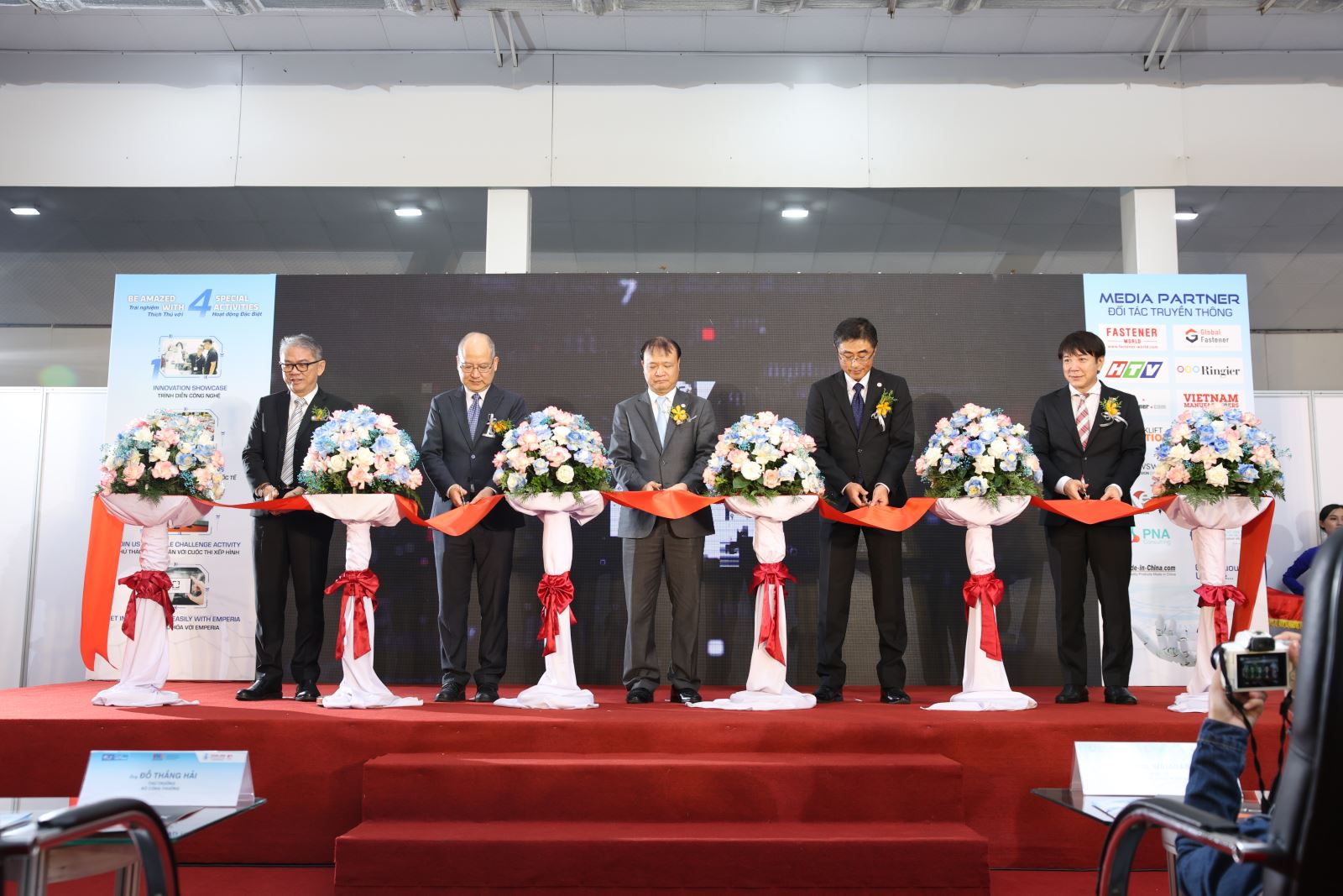 Các đại biểu cắt băng khai mạc 2 sự kiện