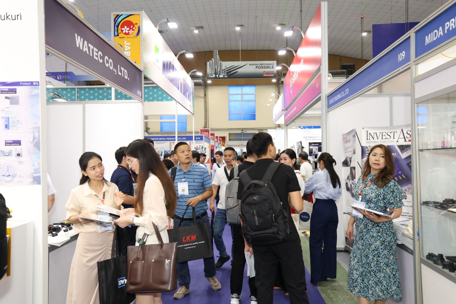 Triển lãm thu hút sự quan tâm của đông đảo khách mời