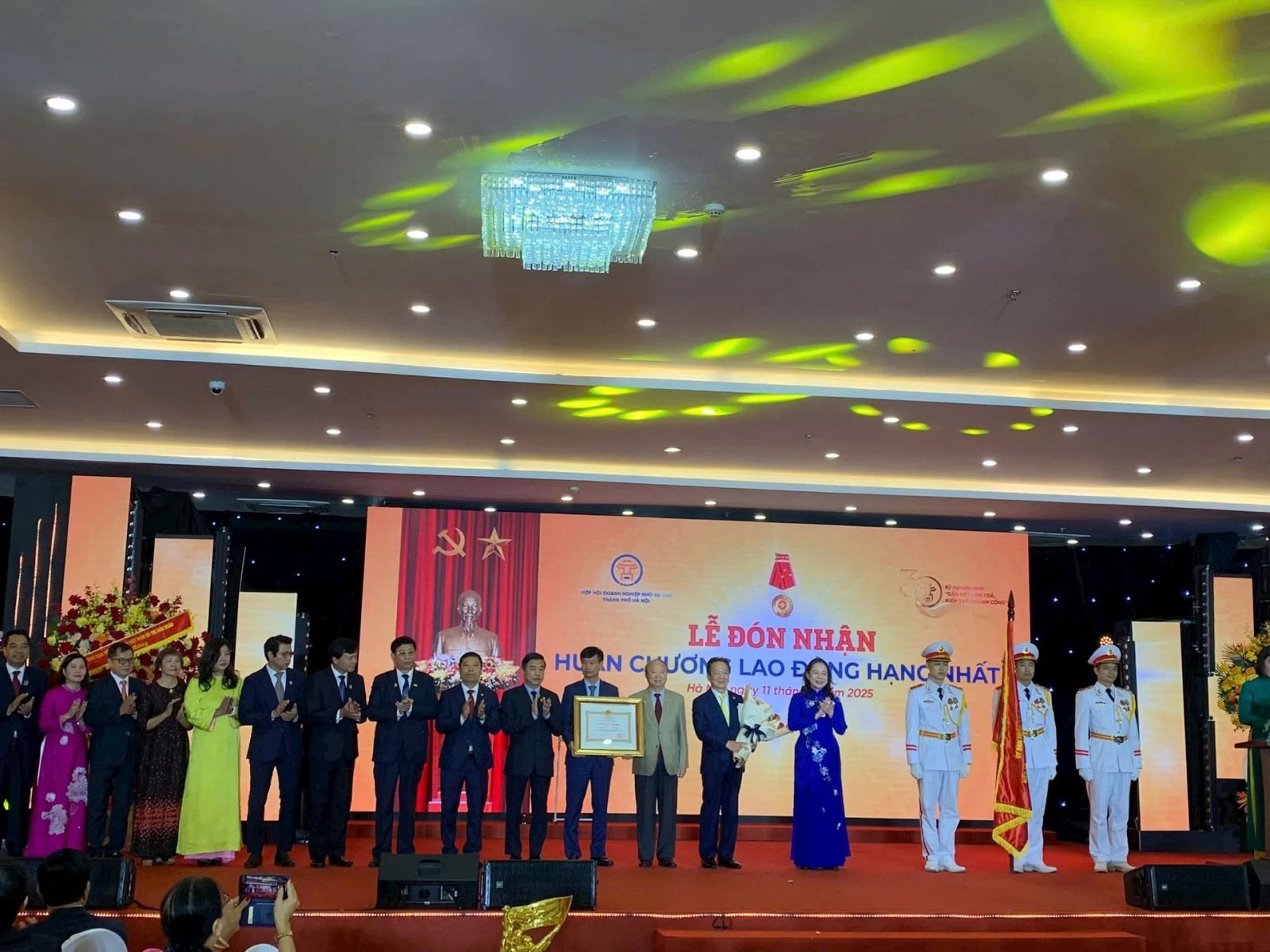 Phó Chủ tịch nước Võ Thị Ánh Xuân trao tặng Huân chương Lao động hạng Nhất cho Hanoisme. Ảnh: Tuấn Lương - hanoimoi.vn