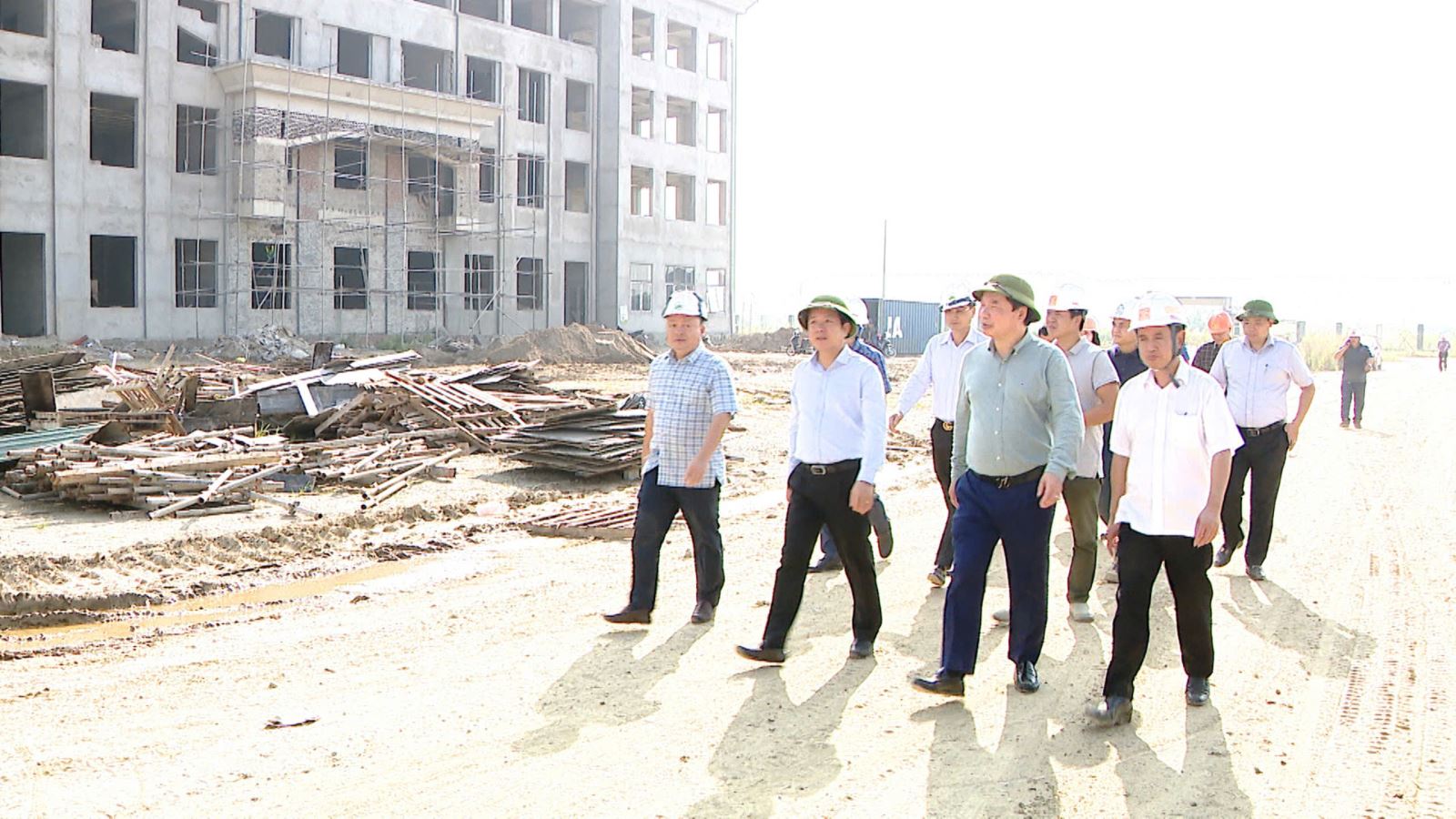 Chủ tịch UBND tỉnh Ninh Bình đã trực tiếp xuống công trường của dự án Xây dựng Trường Đại học Hoa Lư để kiểm tra