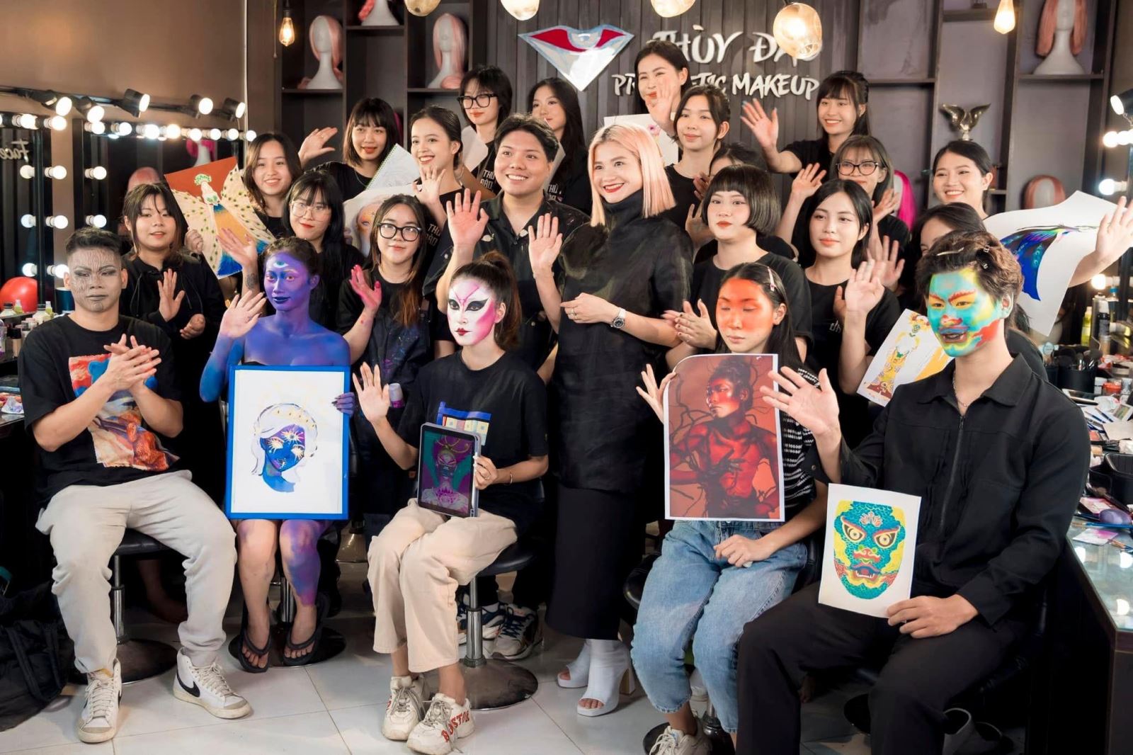 Trưởng ban Hội đồng chấm thi - Nhà thiết kế - Thạc sĩ Nguyễn Trí Dũng - Trường Đại học Kiến trúc Hà Nội nêu quan điểm: Nhìn chung các bài dự thi đều có sự đa dạng về các chủ đề, chất liệu và màu sắc.