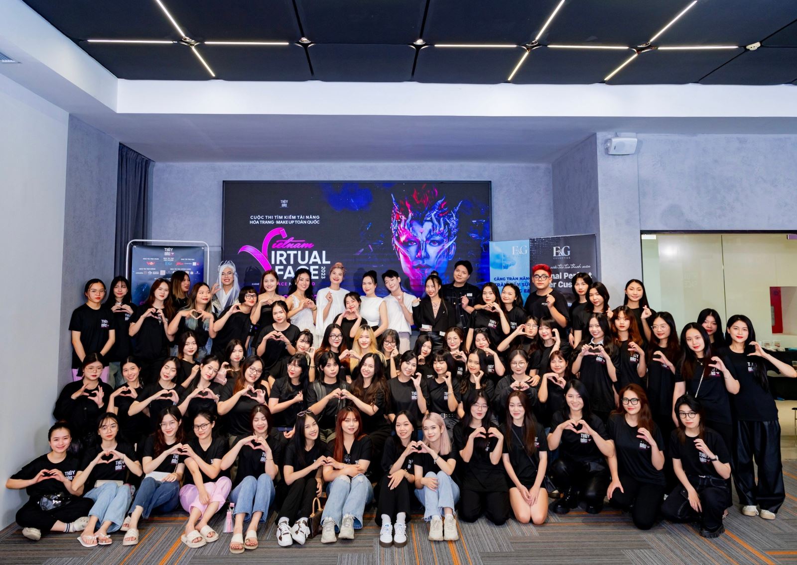 Chung kết toàn quốc Vietnam Virtual Face được diễn ra vào 27/11 tại Louis Palace, An Khánh, Hoài Đức, Hà Nội. PrevNext 1 2 3 4 5 6 7 8 9 10 11 12 13 14 15 16 17 18 Lộ diện Top 60 thí sinh vòng chung kết Vietnam Virtual Face 2023 Quang Phong 8 giờ trước facebook zalo copy GD&TĐ - Top 60 thí sinh cuộc thi tài năng hóa trang, make up Việt Nam-Vietnam Virtual Face 2023 đã lộ diện. Bình luận * Ý kiến của bạn sẽ được biên tập trước khi đăng. Xin vui lòng gõ Tiếng Việt có dấu.