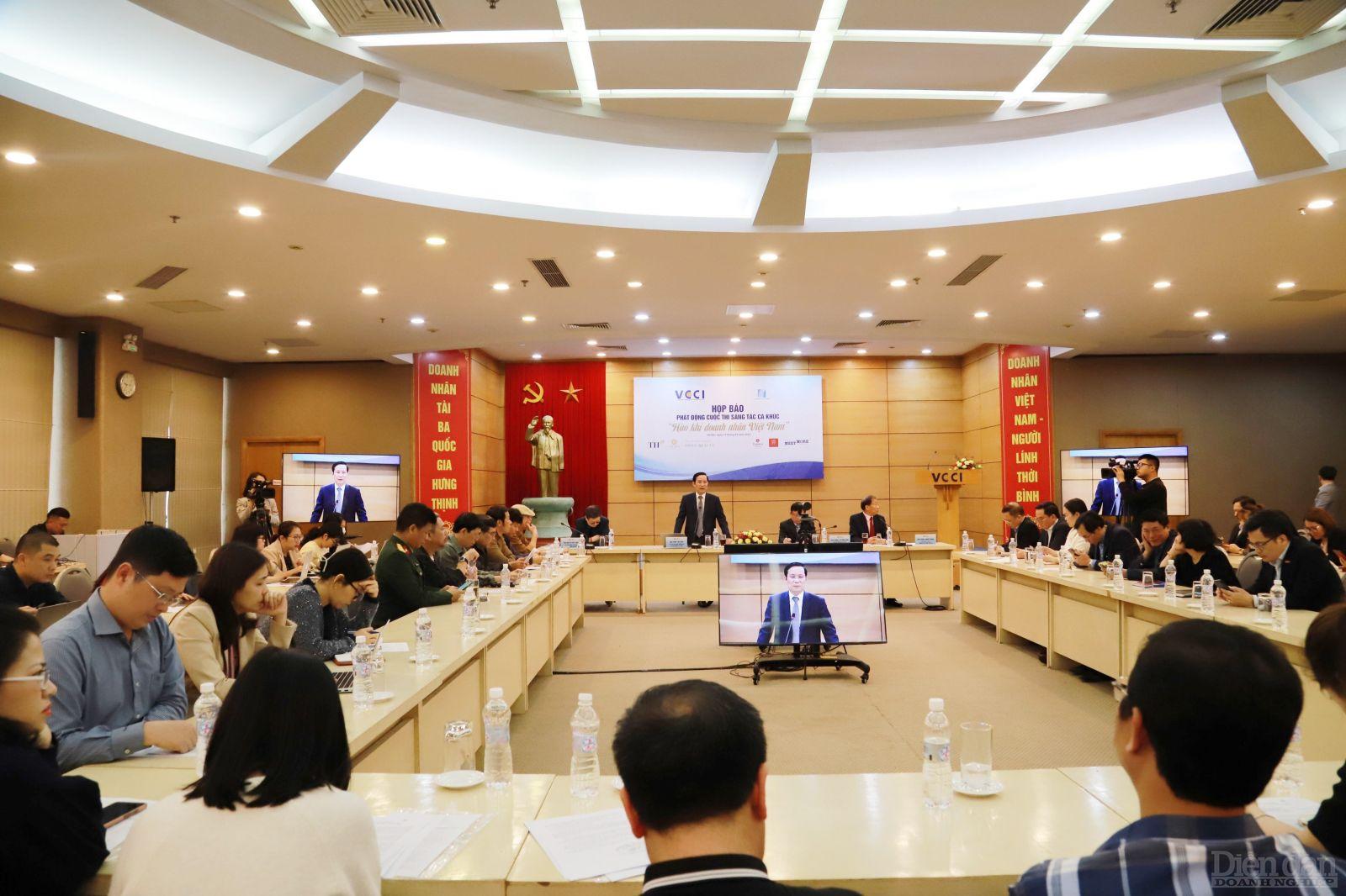 Toàn cảnh họp báo trong lễ phát động 