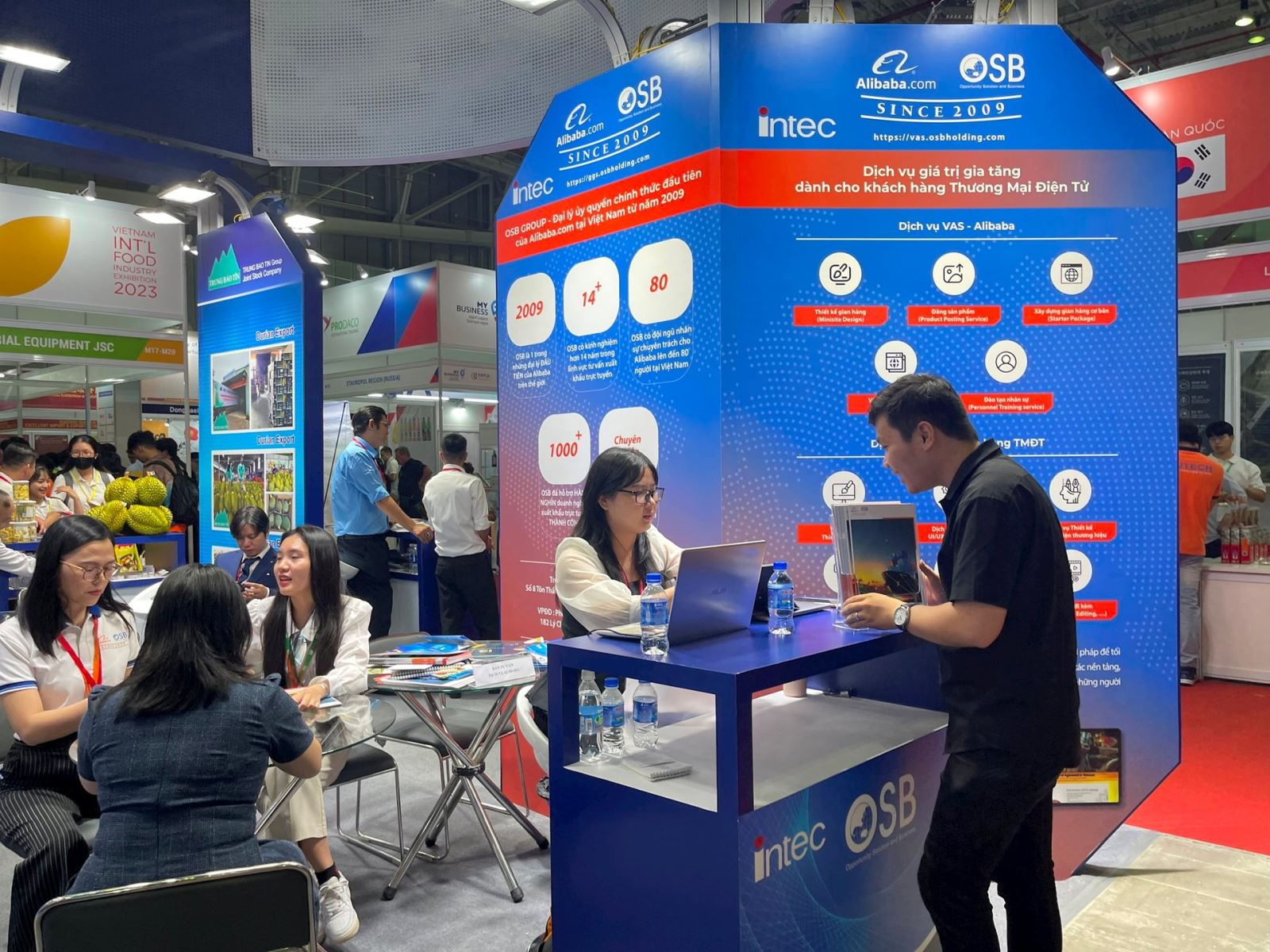 Chuyên gia tư vấn cho chủ doanh nghiệp nhỏ và hợp tác xã về các phương pháp đẩy mạnh quảng bá sản phẩm, tăng cơ hội giao thương trên sàn thương mại điện tử.