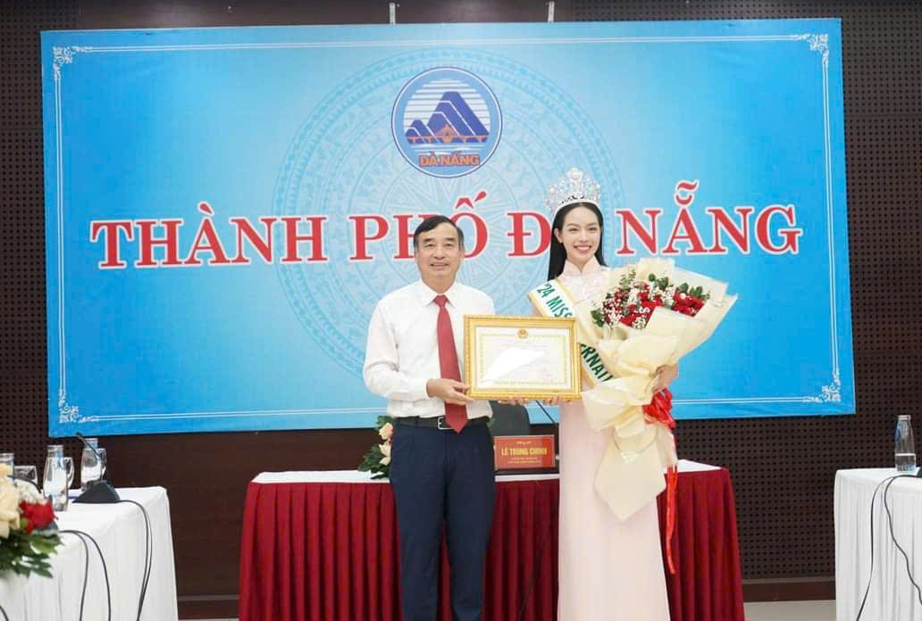 Chủ tịch UBND thành phố Lê Trung Chinh tặng Bằng khen cho Huỳnh Thị Thanh Thủy vì đã có thành tích xuất sắc đăng quang tại cuộc thi Hoa hậu Quốc tế năm 2024