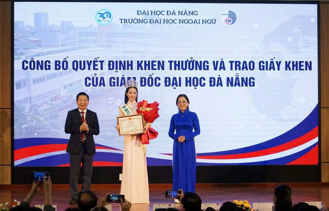 Hoa hậu quốc tế 2024 Huỳnh Thị Thanh Thuỷ nhận Quyết định khen thưởng và Giấy khen của Giám đốc Đại học Đà Nẵng 