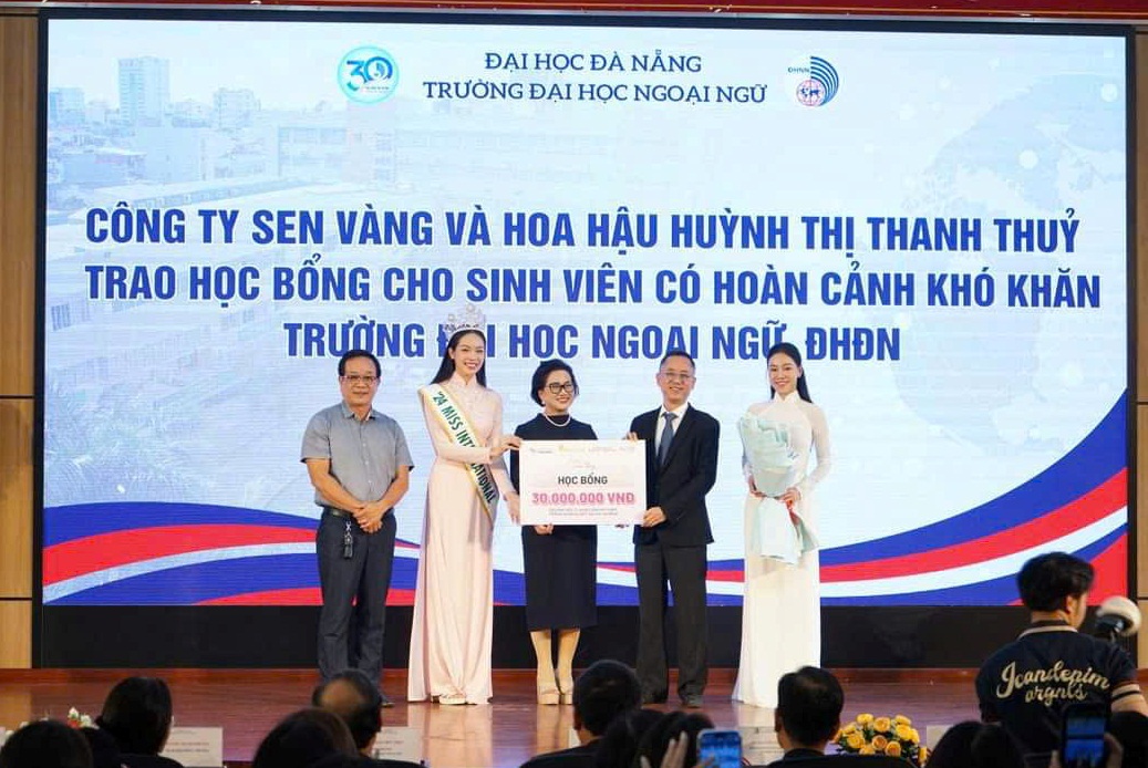 Công ty Sen vàng và Hoa hậu Thanh Thủy trao học bổng cho sinh viên có hoàn cảnh khó khăn đang theo học tại trường Đại học Ngoại ngữ, trị giá 30 triệu đồng