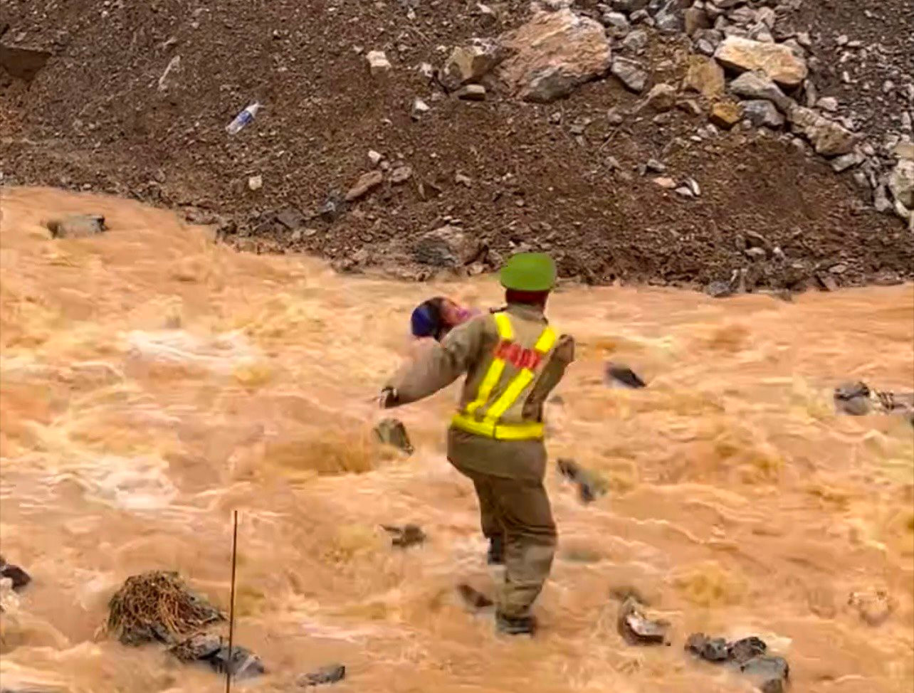 Hình ảnh Thượng úy Nguyễn Mạnh Tường, cán bộ Đội Cảnh sát giao thông, trật tự Công an huyện Mèo Vạc đã lao xuống dòng nước lũ, cứu kịp thời 2 người bị nước cuốn trôi