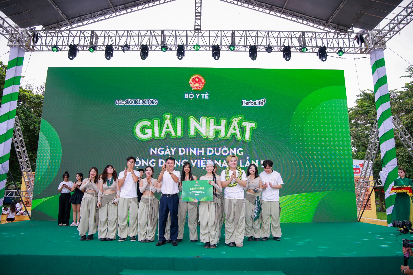 BTC và Nhà tài trợ Herbalife Việt Nam chúc mừng đội chơi đoạt giải nhất