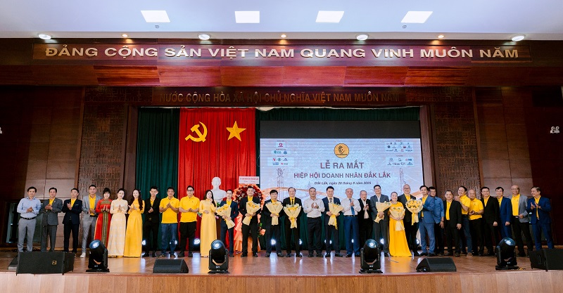 Ra mắt Ban Chấp hành Hiệp hội Doanh nhân Đắk Lắk.