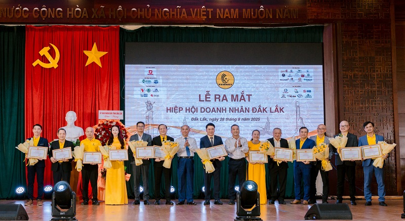 UBND tỉnh Đắk Lắk tặng bằng khen cho cá nhân thuộc Hiệp hội Doanh nhân Đắk Lắk.