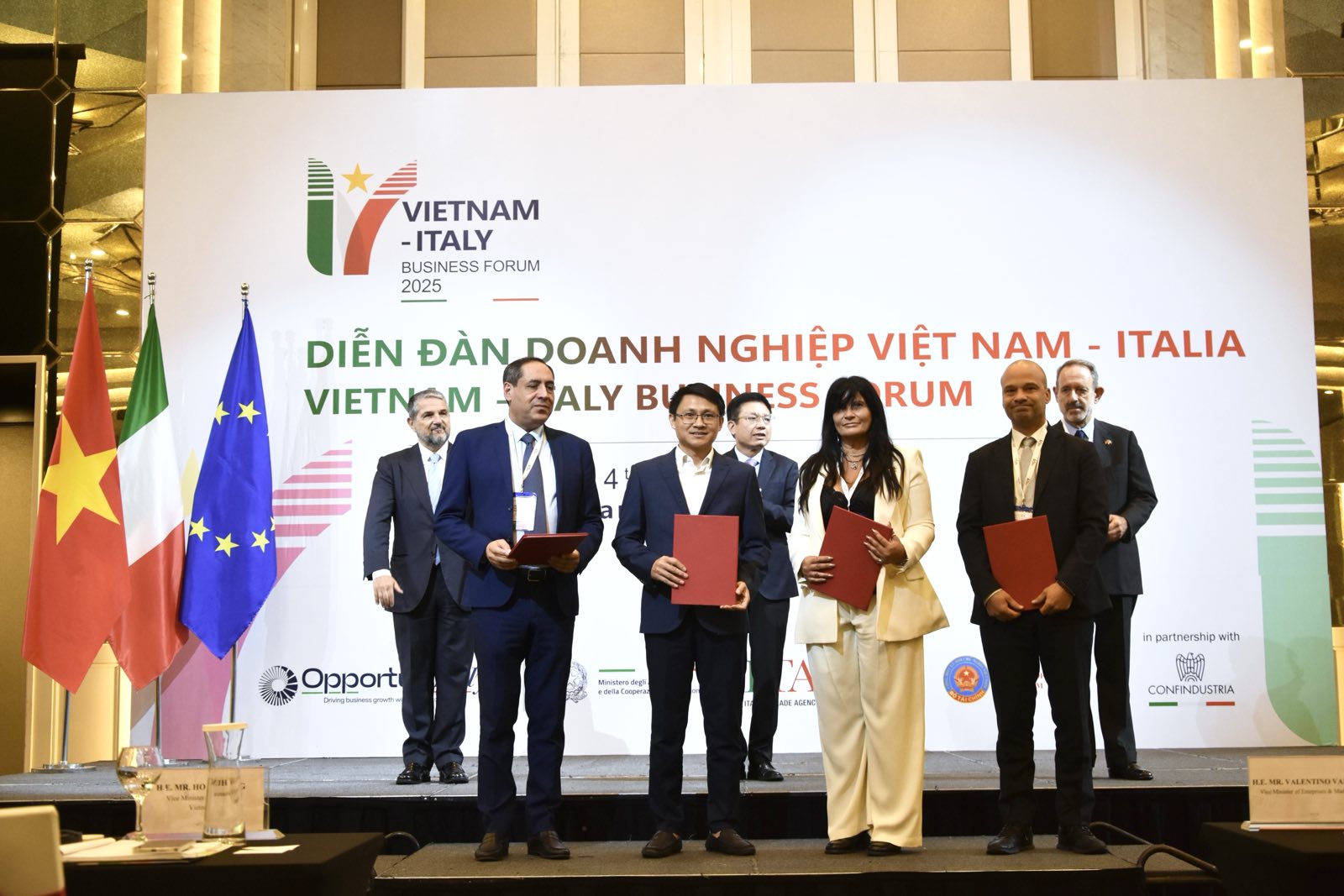 Các đối tác trao MOU tại Diễn đàn