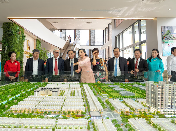 Bà Đặng Thị Kim Oanh, Chủ tịch Kim Oanh Group giới thiệu về dự án K-Home New City cho đối tác và khách mời.