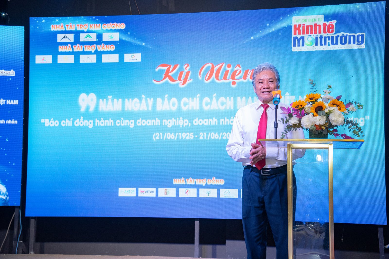 PGS.TS Trương Mạnh Tiến - Ủy viên Đoàn Chủ tịch Liên hiệp các Hội Khoa học và Kỹ thuật Việt Nam, Chủ tịch sáng lập Hội Kinh tế Môi trường Việt Nam, Tổng Biên tập Tạp chí Kinh tế Môi trường phát biểu tại buổi lễ.