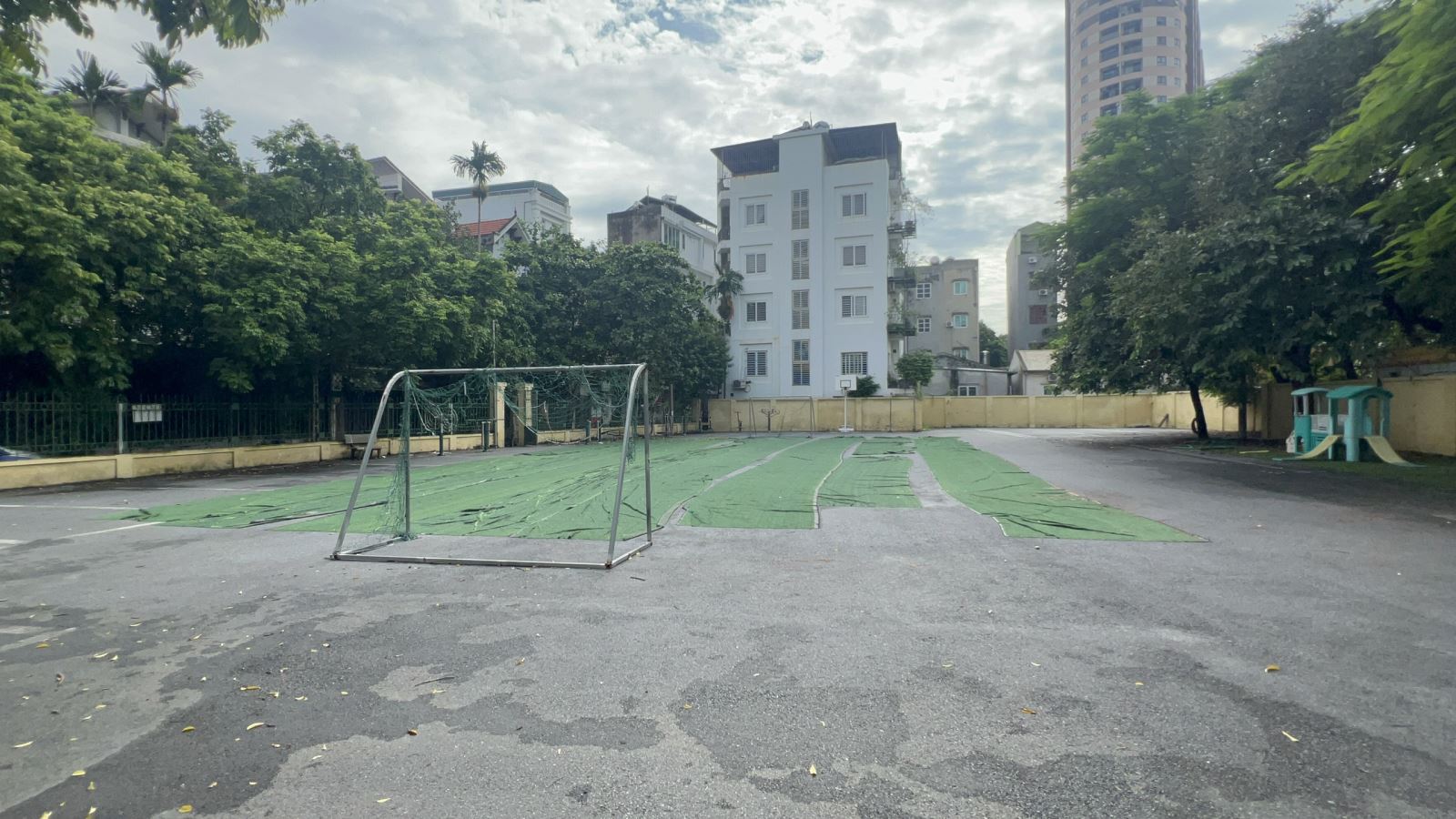 Bên trong sân chơi 