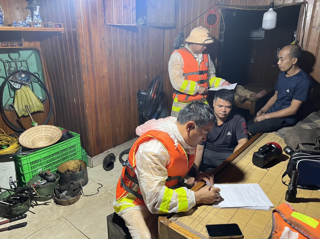 Tại thời điểm kiểm tra, những người có mặt trên tàu hút không xuất trình được giấy tờ liên quan đến phương tiện