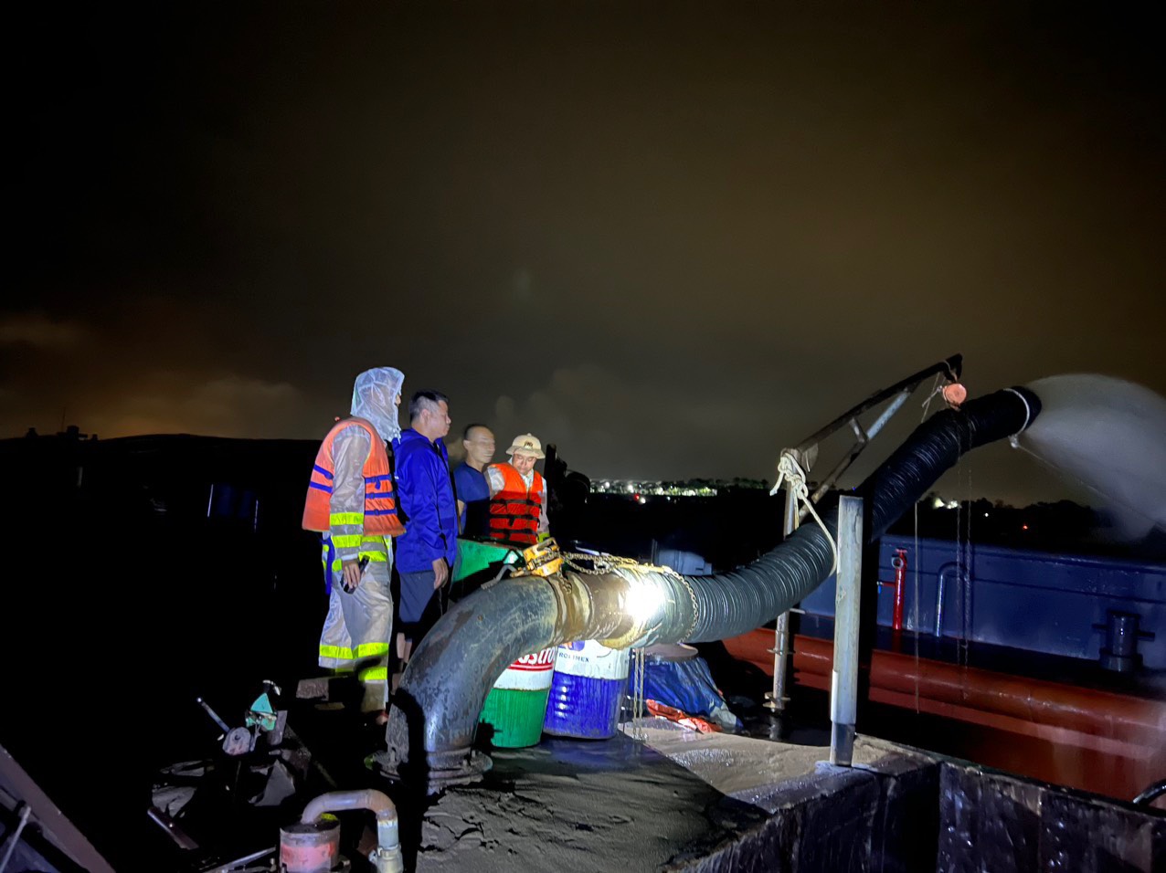 Tổ công tác Đội Cảnh sát đường thủy số 1 - Phòng CSGT - CATP. Hà Nội chủ trì phối hợp với Phòng 8 - Cục Cảnh sát giao thông, Công an huyện Ba Vì phát hiện, bắt giữ 1 phương tiện thủy không kẻ