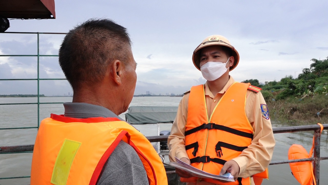 đơn vị đã chủ động triển khai nhiều kế hoạch, giải pháp cụ thể như vừa kết hợp việc tuyên truyền để các đơn vị kinh doanh vận tải, người lái phương tiện và người dân khi tham gia lưu thông đường thủy nội địa chấp hành nghiêm quy định