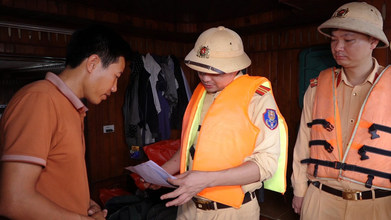 hình ảnh những chiến sĩ cảnh sát trong sắc vàng cảnh phục ngày ngày lặng lẽ thực thi nhiệm vụ bất kể trời mưa hay nắng