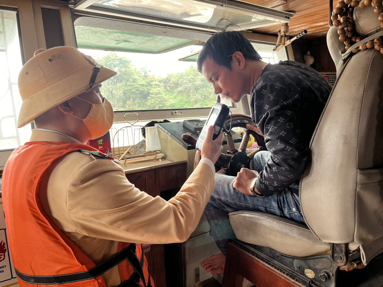 các chiến sĩ thường xuyên kiểm tra, tuyên truyền nhắc nhở, xử lý nồng độ cồn nếu phát hiện lái tàu, lái đò bến khách ngang sông và thuyền viên vi phạm nồng độ cồn