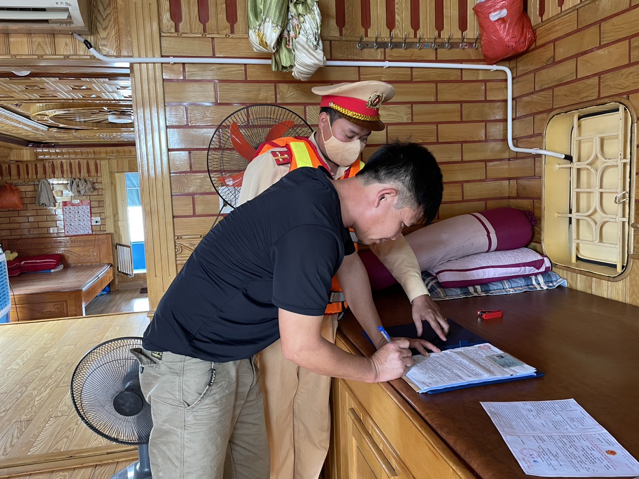 Lực lượng lập biên bản xử lý các hành vi vi phạm an toàn giao thông thuỷ
