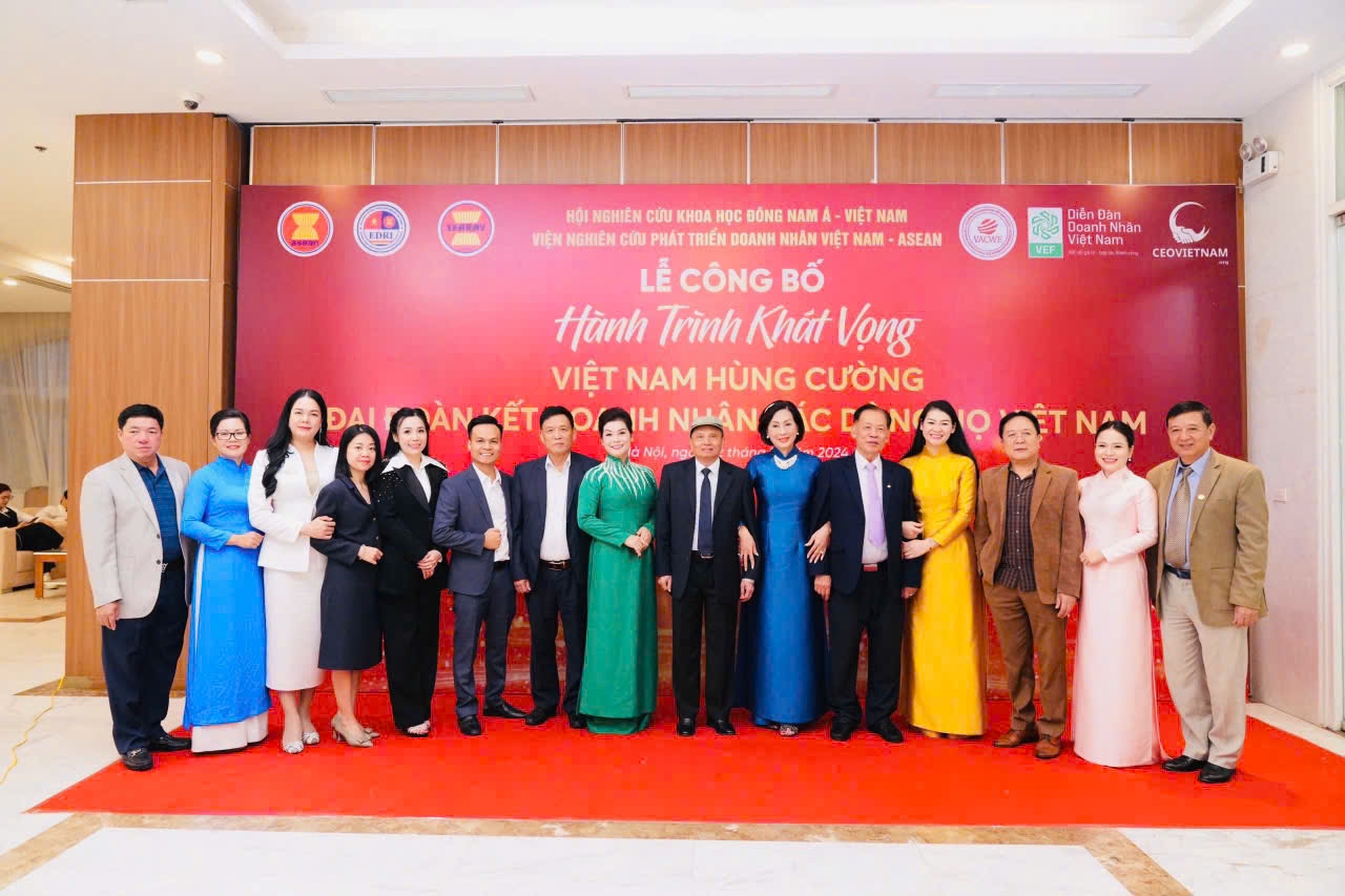 Ban lãnh đạo Hội nghiên cứu khoa học Đông Nam Á – Việt Nam và Lãnh đạo Viện EDRI chụp ảnh cùng Ban sáng lập Mạng lưới CEO Việt Nam
