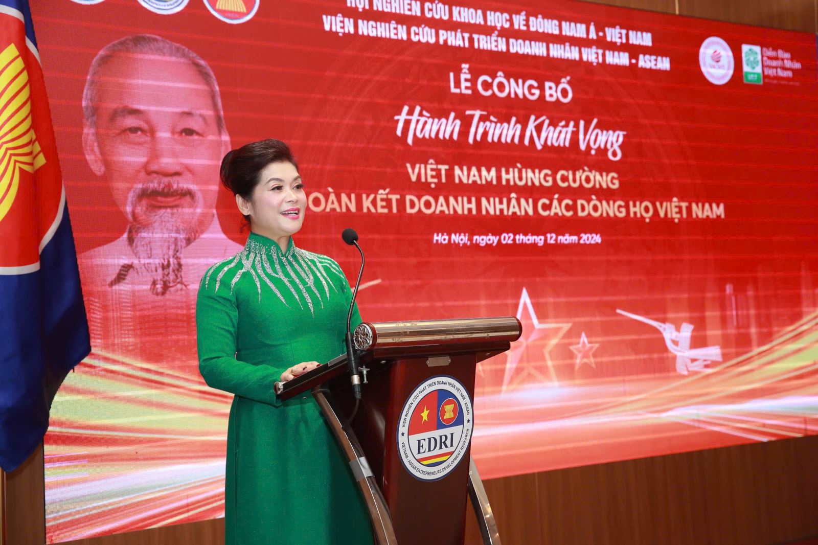 Bà Lương Thị Kim Xuân – Chủ tịch sáng lập, Chủ tịch Hội đồng quản lý Viện EDRI, Nhà sáng lập đề án Đại đoàn kết doanh nhân các dòng họ Việt Nam phát biểu