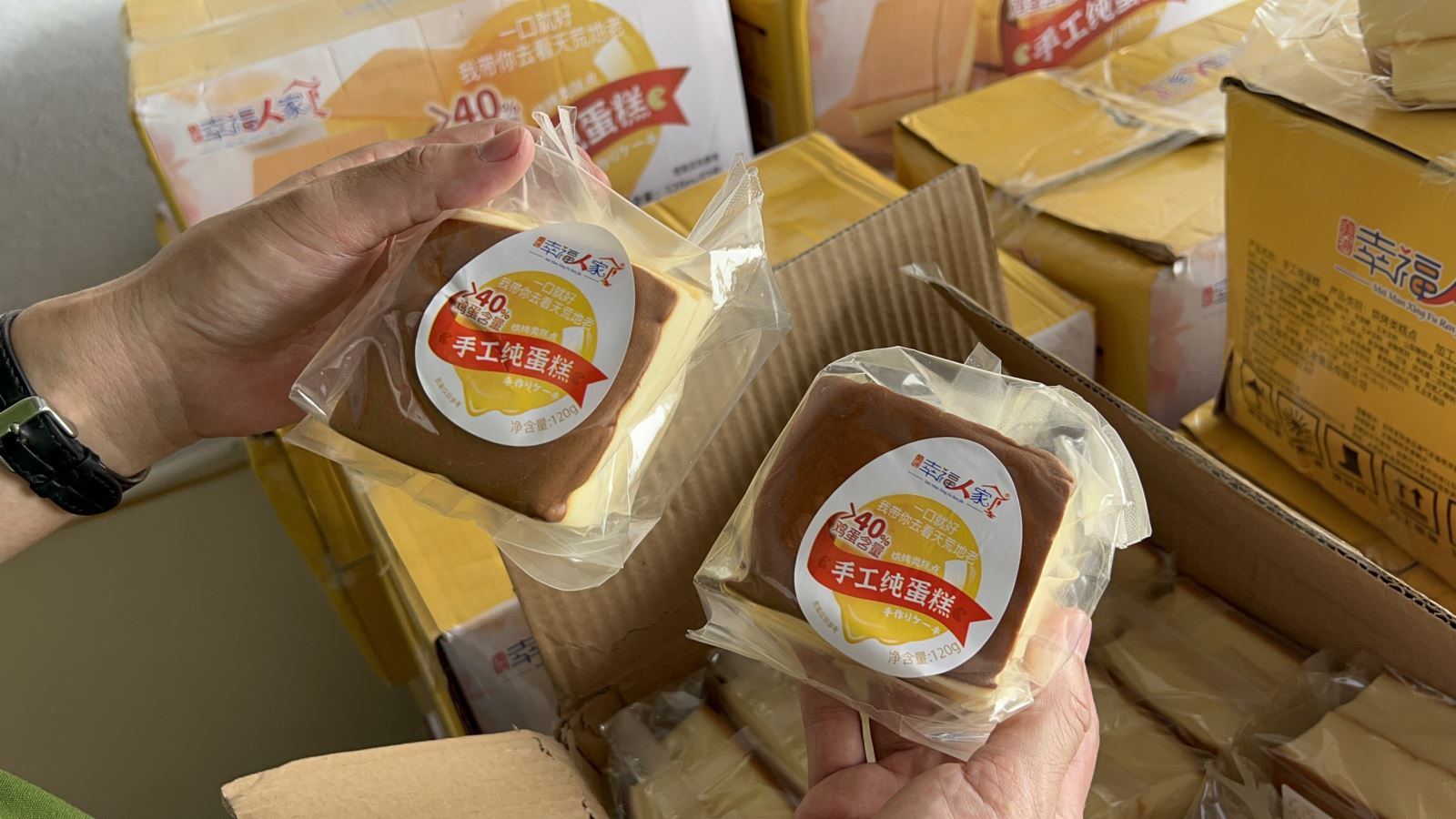 bánh trung thu không rõ nguồn gốc được cơ quan chức năng thu giữ tại Hà Nội