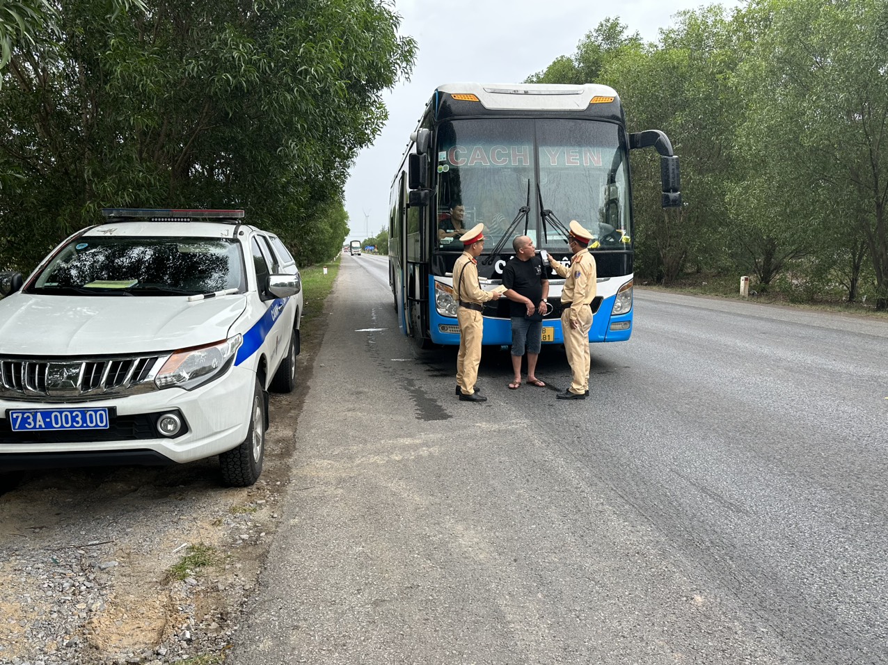 kiểm tra nồng độ cồn tài xế xe khách 