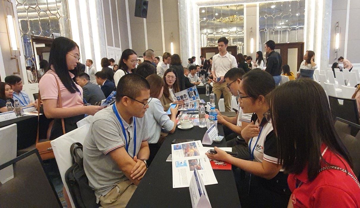 Bên lề hội nghị