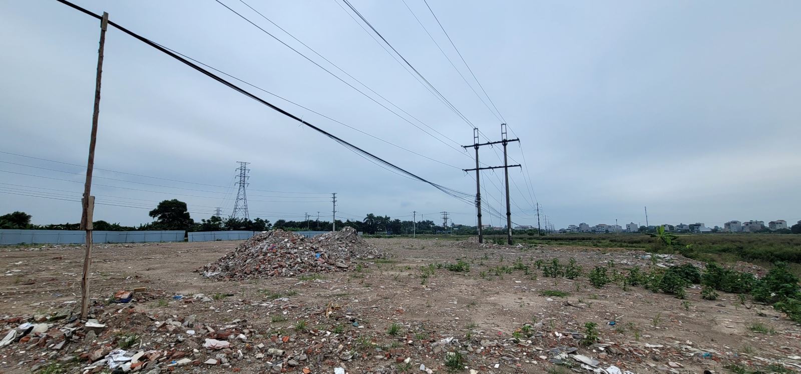 Doanh nghiệp đổ ngồn ngang trạc thải san lấp mặt bằng trên đất nông nghiệp tại xã Chỉ Đạo 