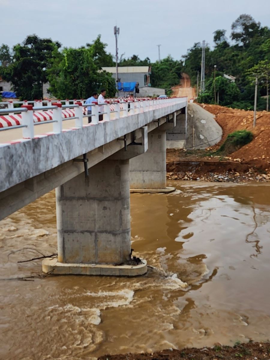 Công trình cầu Bum Kẹn là một trong những hạng mục được đầu tư xây dựng  theo Đề án phát triển kinh tế - xã hội, xây dựng hệ thống chính trị vùng đồng bào dân tộc Mông, huyện Yên Sơn giai đoạn 2022 - 2026. Công trình hoàn thành sẽ giúp cho gần 190 hộ dân, 900 nhân khẩu được hưởng lợi, góp phần thúc đẩy phát triển kinh tế, bảo đảm an sinh xã hội vùng đặc biệt khó khăn